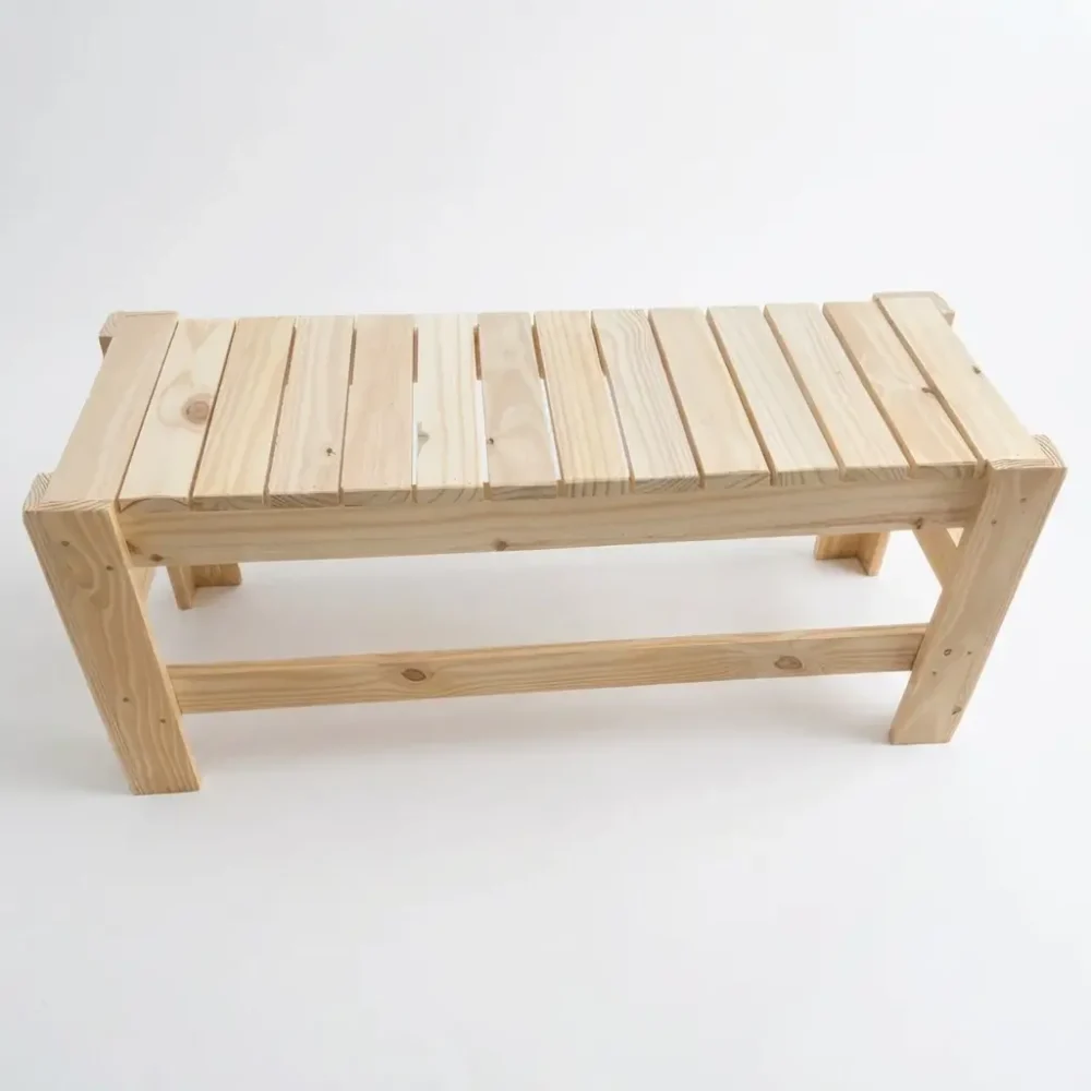 Banco de pallet de madeira claro em estúdio fotográfico com fundo branco.
